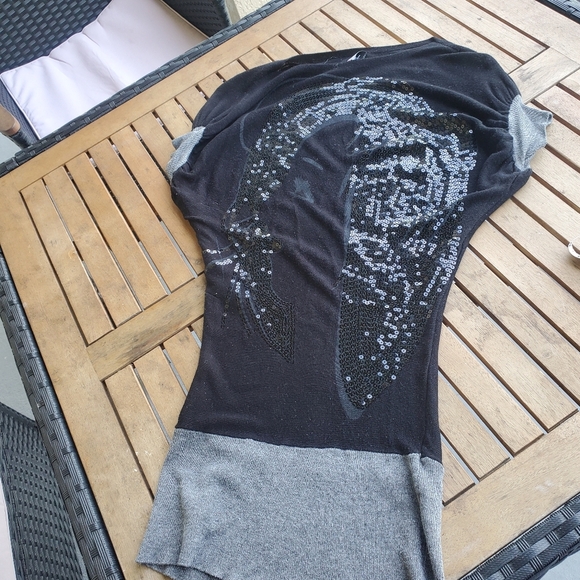 Black Sequin Graphic Knit Top with Gray Hem Eye-Catching Casual Look For Woman - Picture 5 of 7